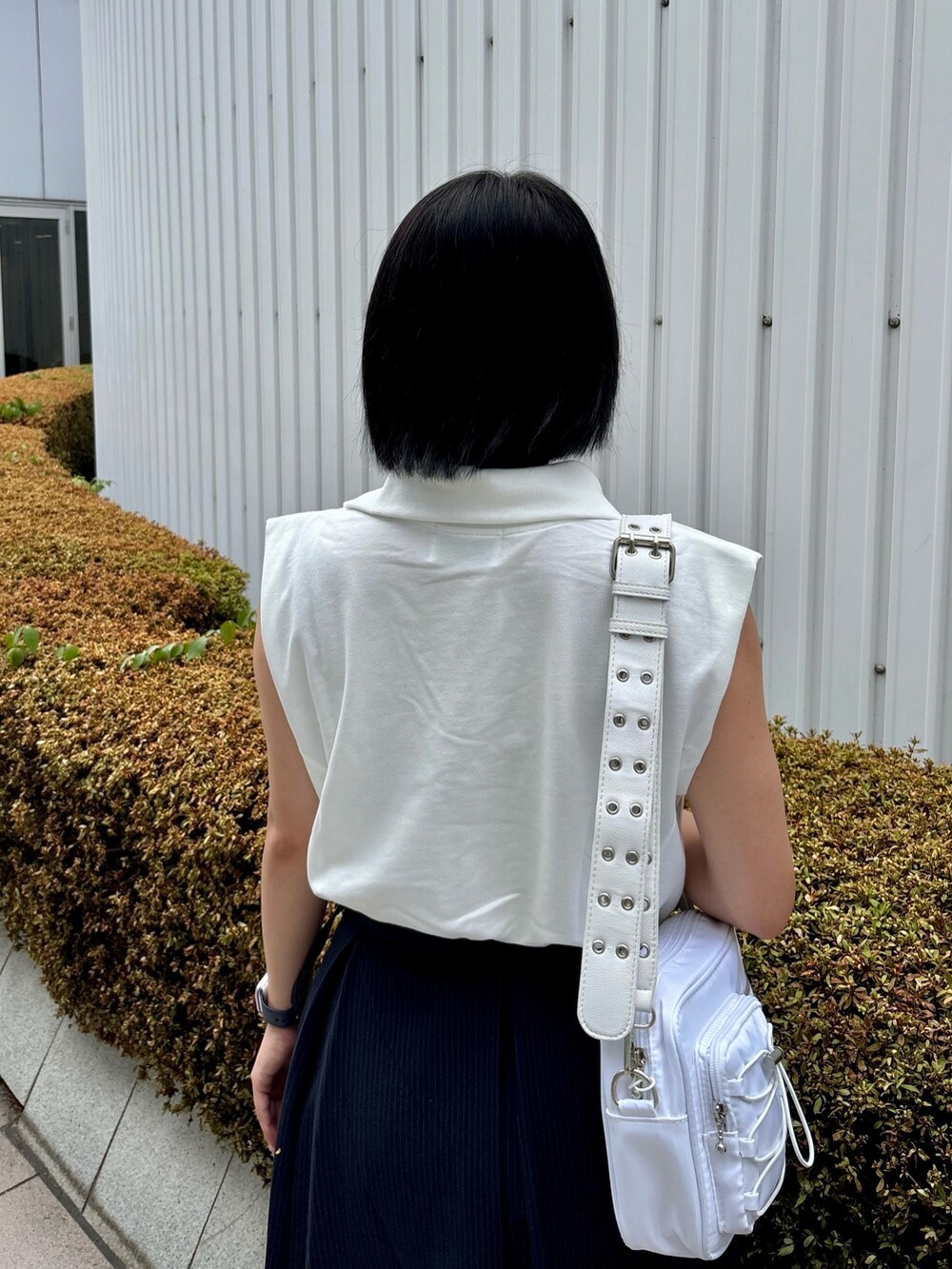 ブルー系のスカート、ホワイト系のショルダーバッグ、ホワイト系のTシャツ/カットソーを着用したレディースの夏コーディネートの6枚目の写真