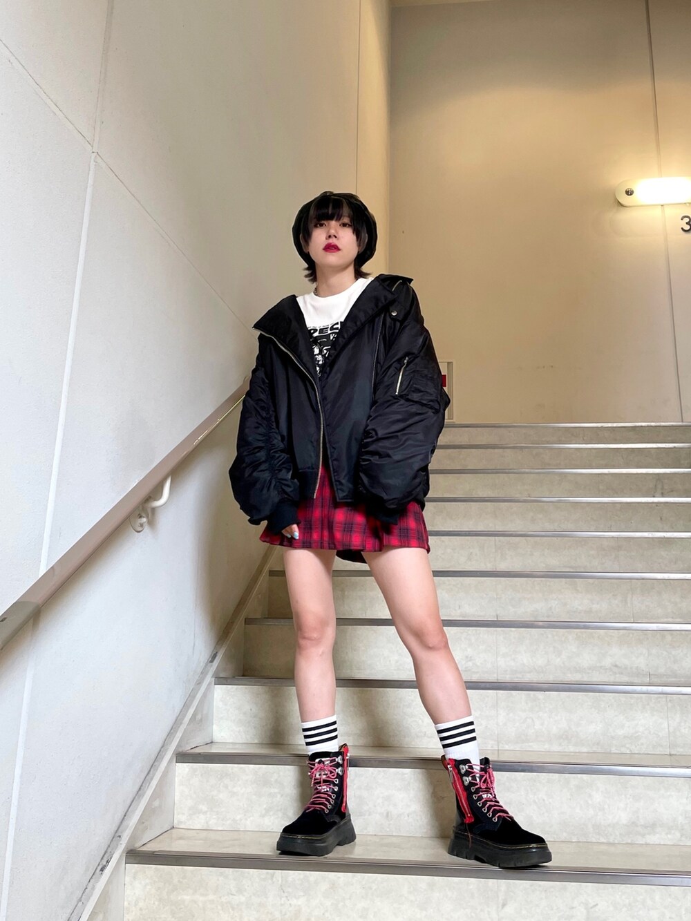 レッド系のその他パンツ、ホワイト系のTシャツ/カットソー、ブラック系のMA-1を着用したレディースの夏コーディネートの6枚目の写真