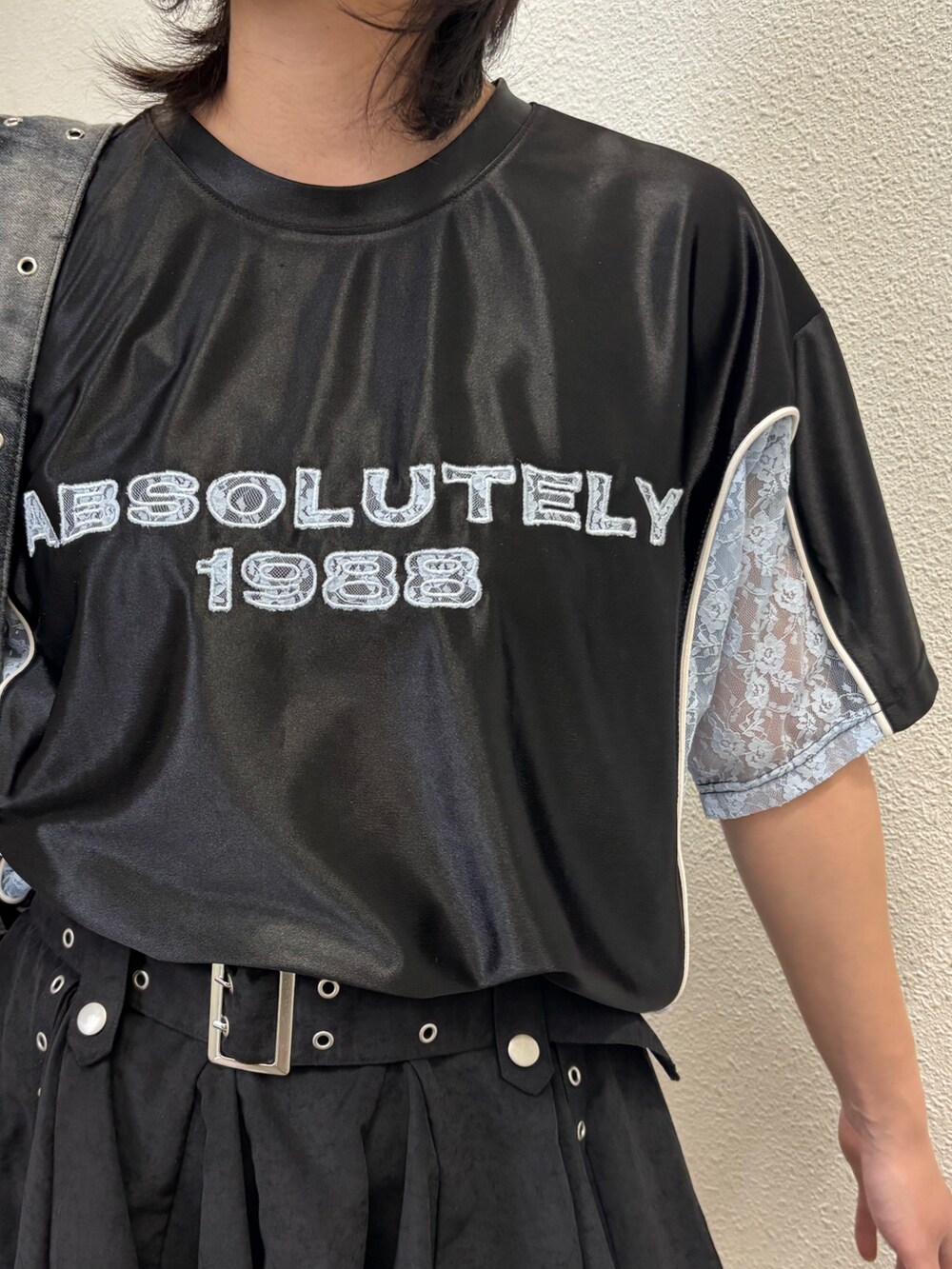 ブラック系のスカート、ブラック系のメッセンジャーバッグ、ブラック系のTシャツ/カットソーを着用したレディースの春コーディネートの9枚目の写真