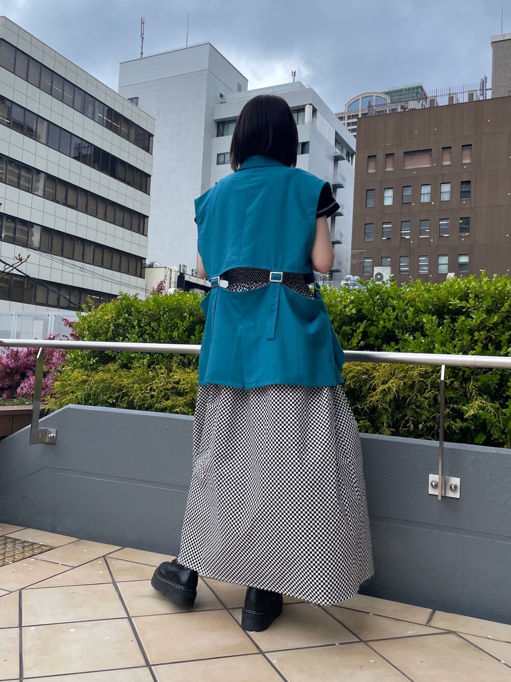 ブルー系のテーラードジャケット、ブラック系のTシャツ/カットソー、その他のワンピースを着用したレディースの春コーディネートの6枚目の写真