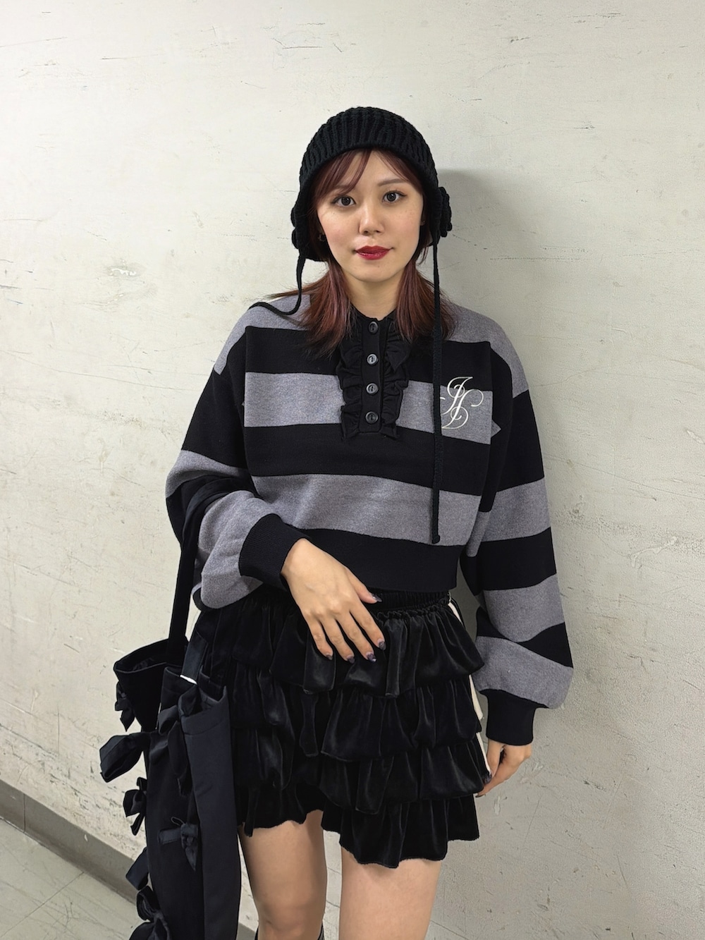 ブラック系のスカート、その他のニット/セーター、ブラック系のブーツを着用したレディースの秋コーディネートの5枚目の写真