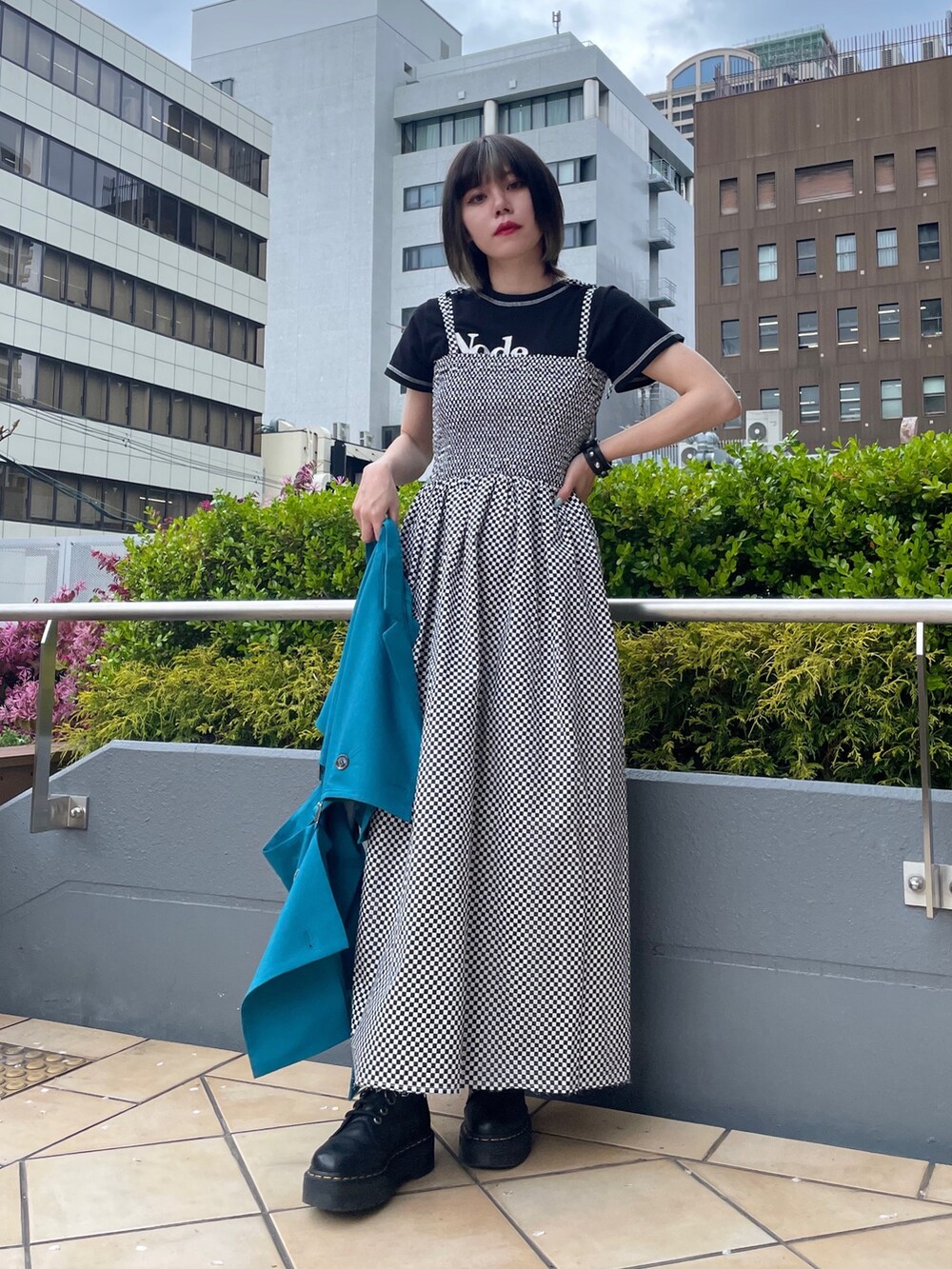 ブルー系のテーラードジャケット、ブラック系のTシャツ/カットソー、その他のワンピースを着用したレディースの春コーディネートの2枚目の写真