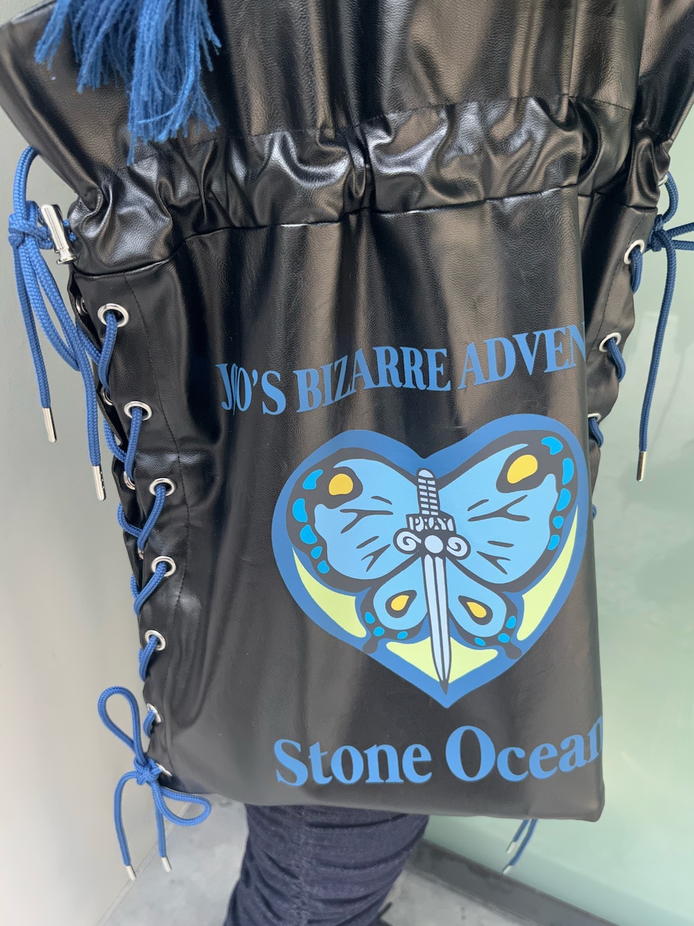 ブラック系のトートバッグ、ブルー系のデニムパンツ、ブラック系のTシャツ/カットソーを着用したレディースの秋コーディネートの10枚目の写真