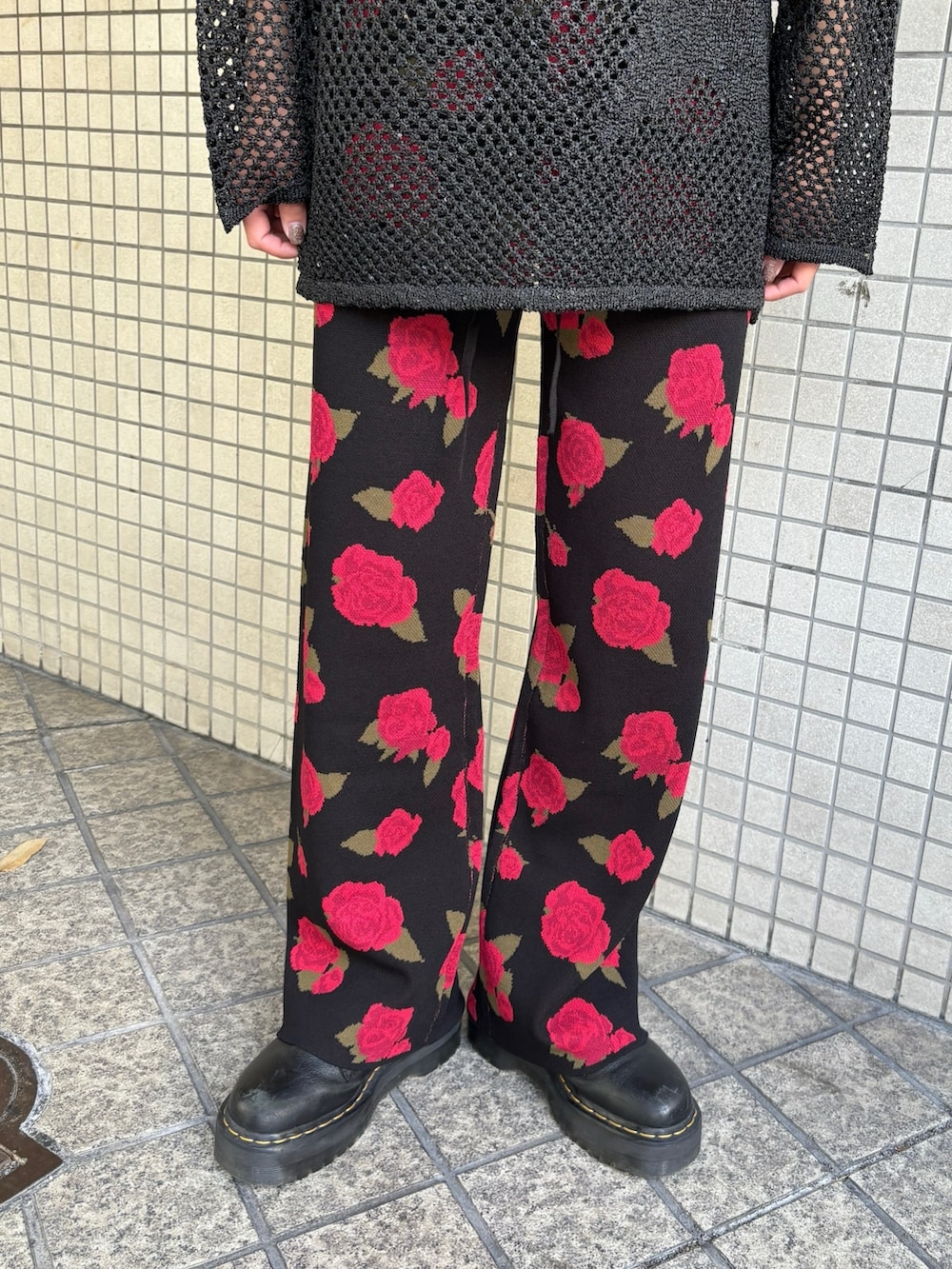 ブラック系のその他パンツ、ブラック系のニット/セーター、ブラック系のバックパック/リュックを着用したレディースの夏コーディネートの8枚目の写真