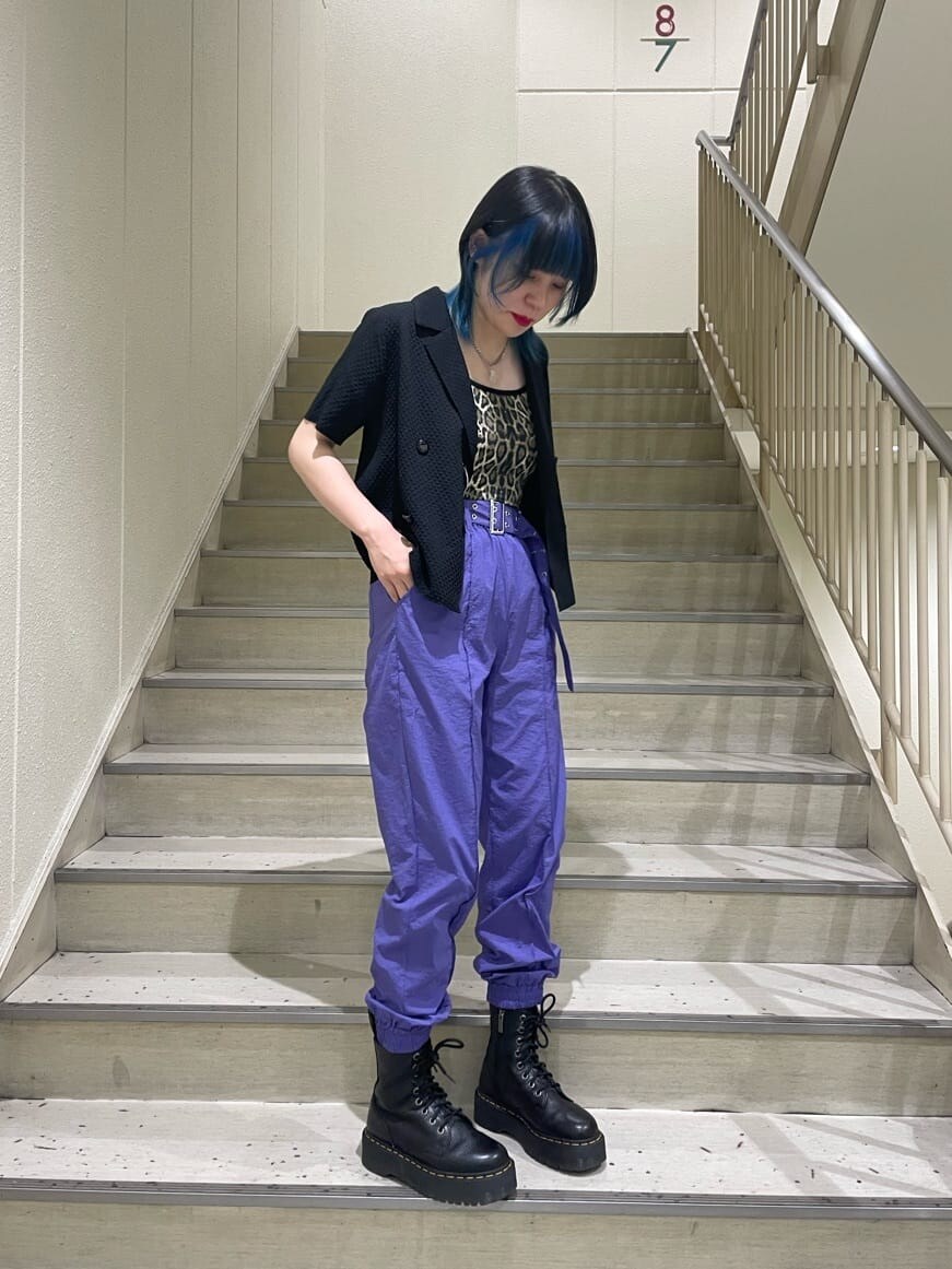 ベージュ系のキャミソール、ブラック系のシャツ/ブラウス、シルバー系のブレスレットを着用したレディースの夏コーディネートの3枚目の写真