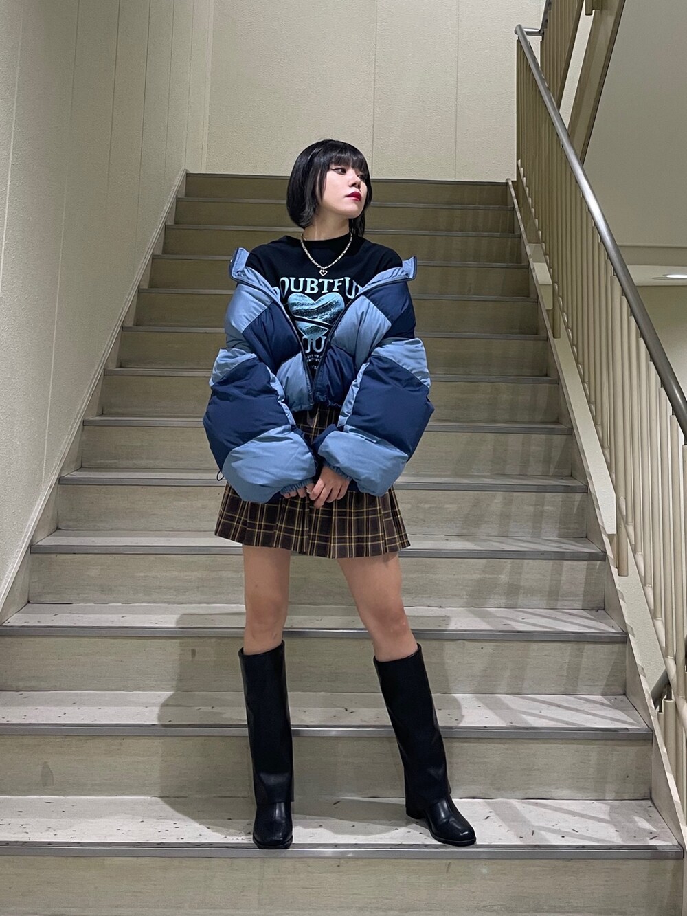 ブラック系のTシャツ/カットソー、ブルー系のブルゾン、ブラック系のブーツを着用したレディースの秋コーディネートの2枚目の写真