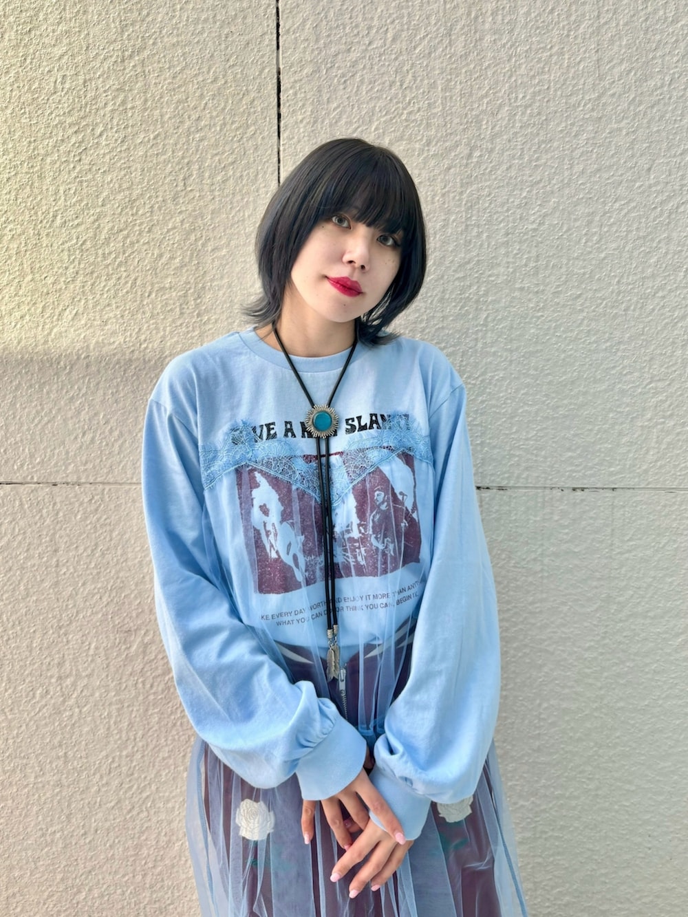 レッド系のスカート、ブルー系のワンピースを着用したレディースの冬コーディネートの8枚目の写真