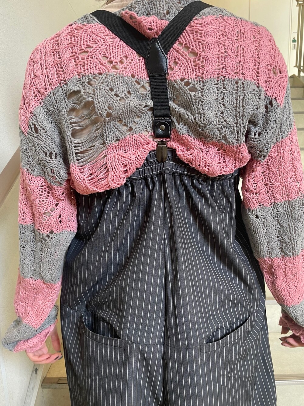 グレー系のつなぎ/オールインワン、ホワイト系のスニーカー、ベージュ系のTシャツ/カットソーを着用したレディースの冬コーディネートの8枚目の写真