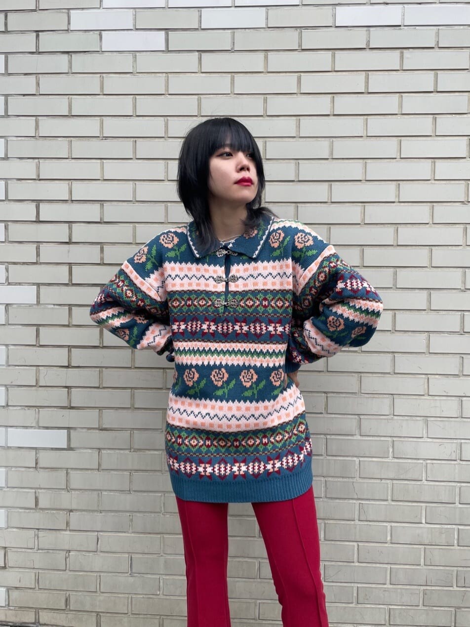 ブルー系のニット/セーター、レッド系のその他パンツ、シルバー系のネックレスを着用したレディースの秋コーディネートの3枚目の写真