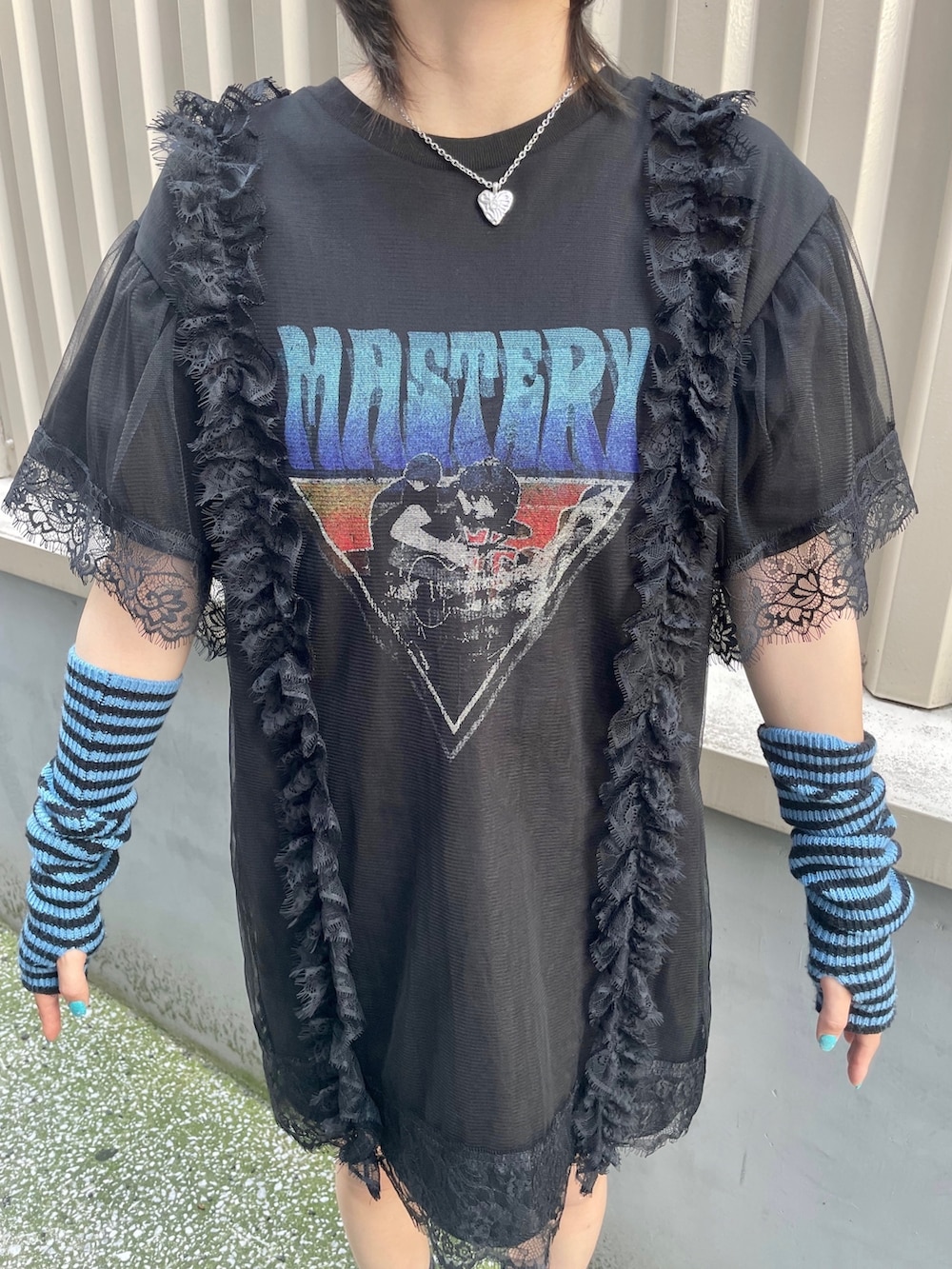 ブラック系のワンピース、ブルー系のアームカバー、シルバー系のネックレスを着用したレディースの春コーディネートの9枚目の写真