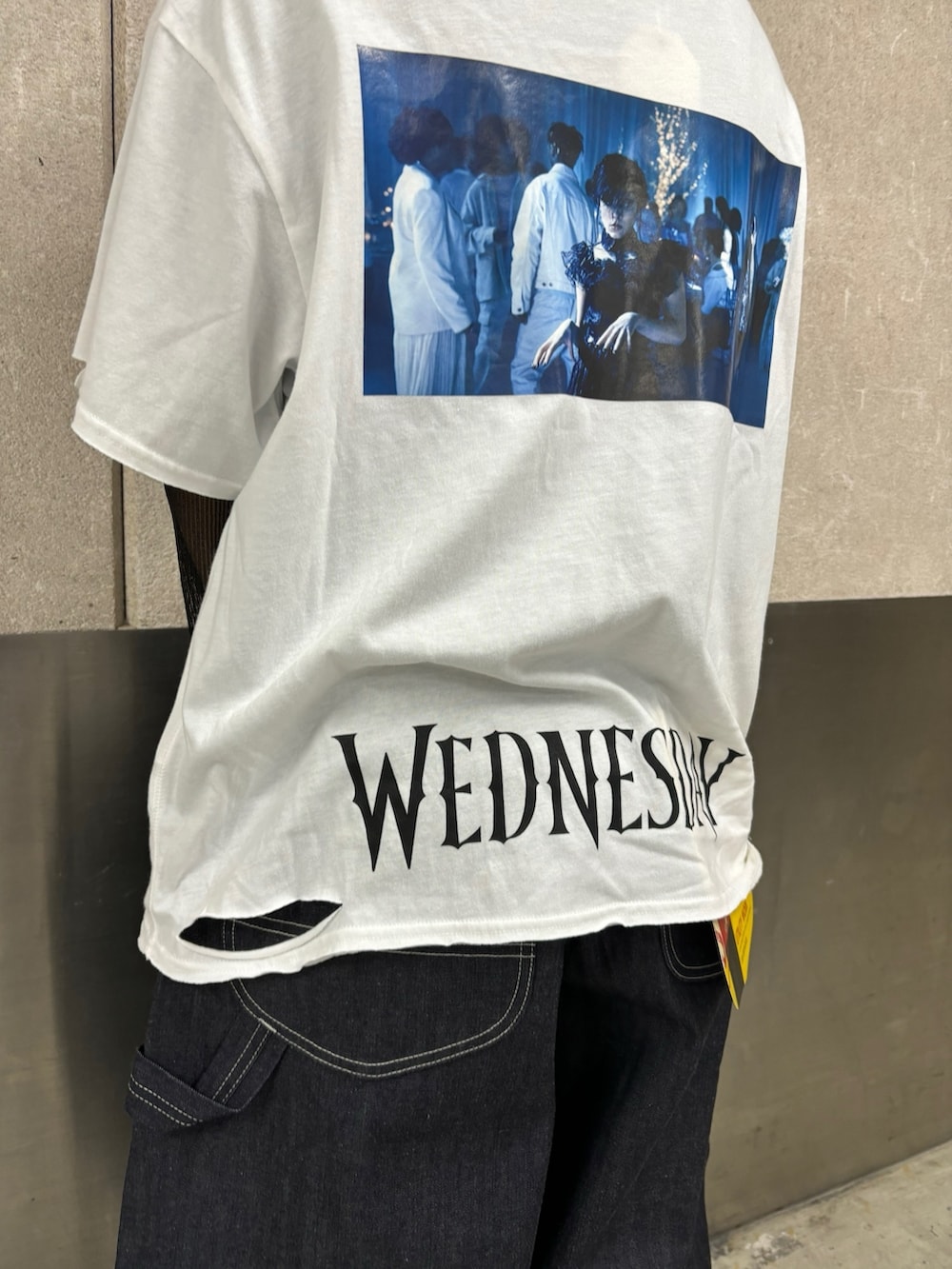 ホワイト系のTシャツ/カットソー、ブラック系のTシャツ/カットソー、ホワイト系のスニーカーを着用したレディースの春コーディネートの10枚目の写真