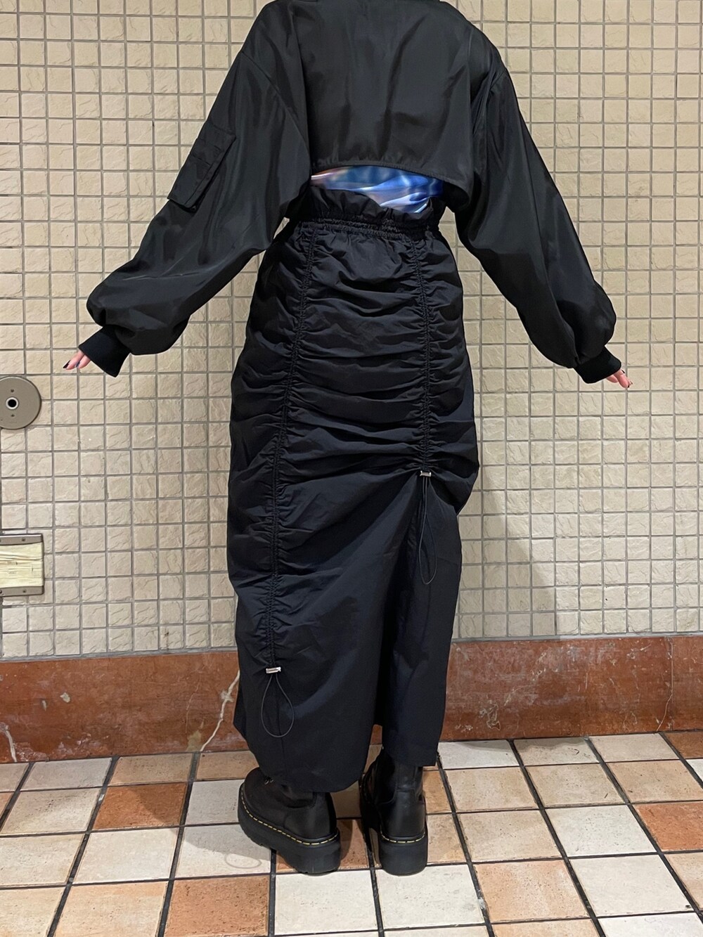 「カーゴスカート、ナイロンスカート、ギャザースカート、ボレロ、シースルートップス、モノトーンコーデ、モード、ブラックコーデ」｜「jouetieのマルチWAYMA-1（MA-1、ブラック系）」を使った、HIKARU さん（レディース・161cm）の冬コーディネートの9枚目の写真