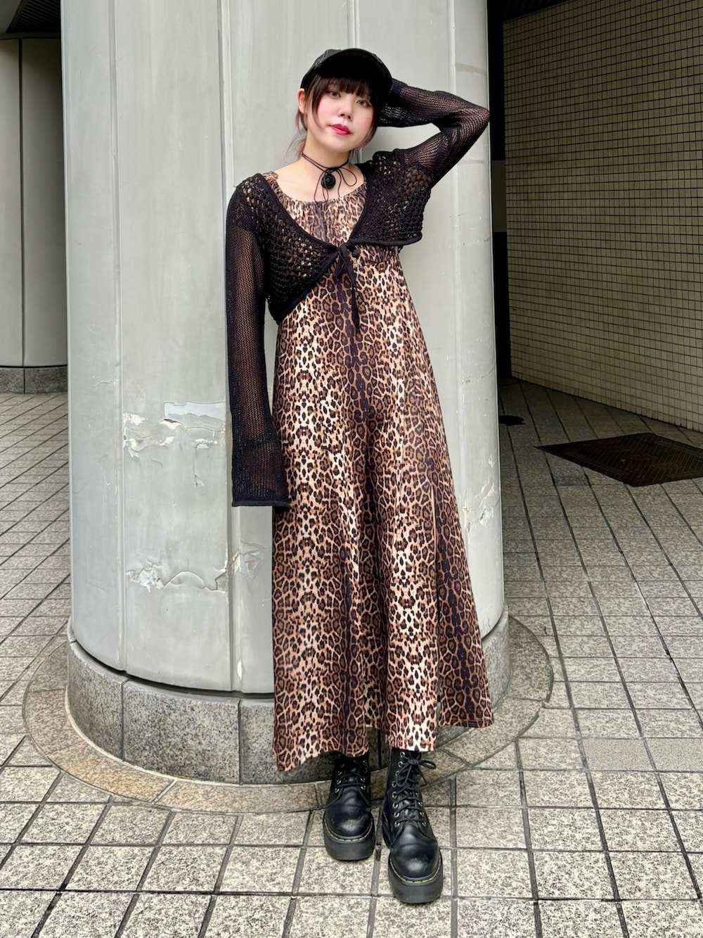 ブラック系のカーディガン/ボレロ、ブラウン系のワンピース、ブラック系のキャップを着用したレディースの夏コーディネートの2枚目の写真