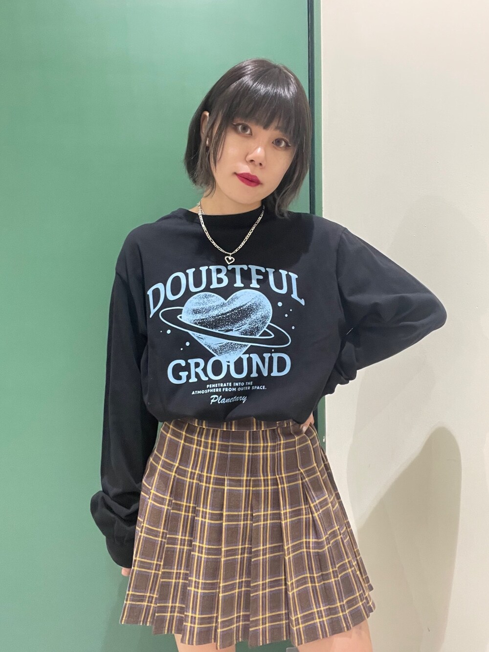 ブラック系のTシャツ/カットソー、ブルー系のブルゾン、ブラック系のブーツを着用したレディースの秋コーディネートの7枚目の写真