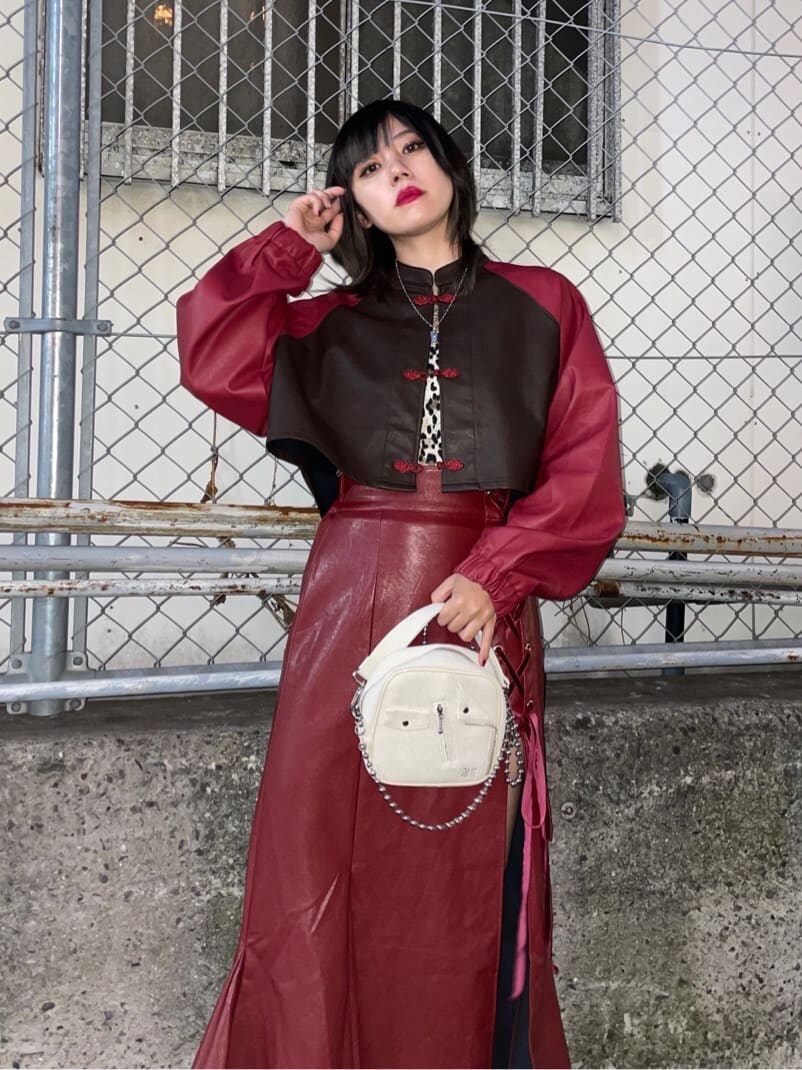 ブラウン系のブルゾン、レッド系のスカート、その他のキャミソールを着用したレディースの秋コーディネートの2枚目の写真