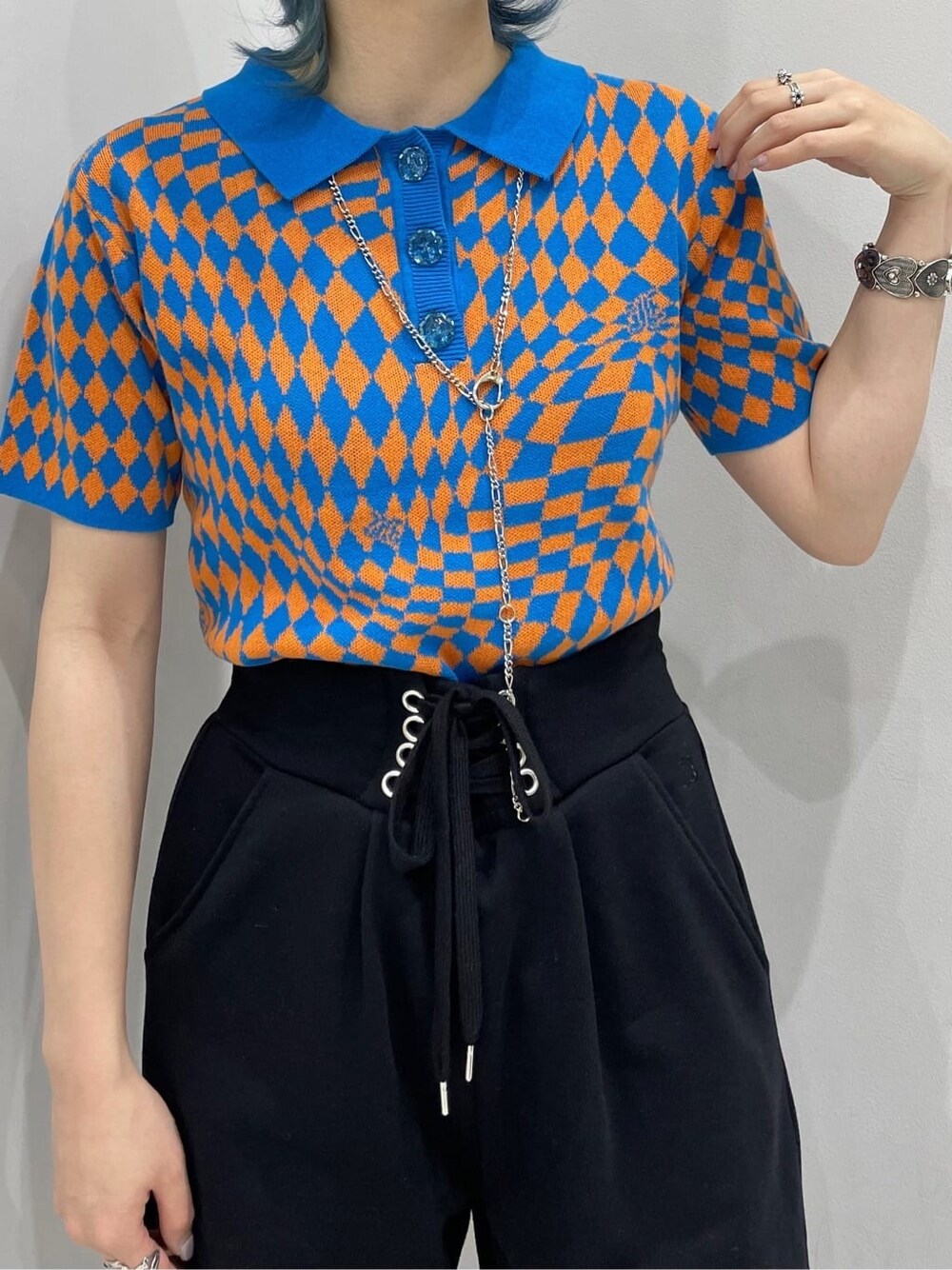 ブラック系のスウェットパンツ、ホワイト系のその他シューズ、ブルー系のニット/セーターを着用したレディースの春コーディネートの4枚目の写真