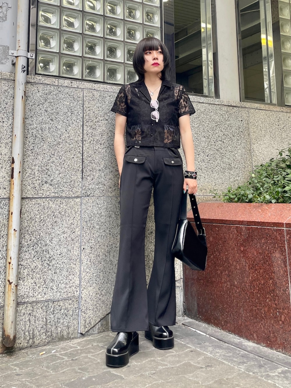 ブラック系のハンドバッグ、ブラック系のサンダル、ブラック系のその他パンツを着用したレディースの春コーディネートの6枚目の写真