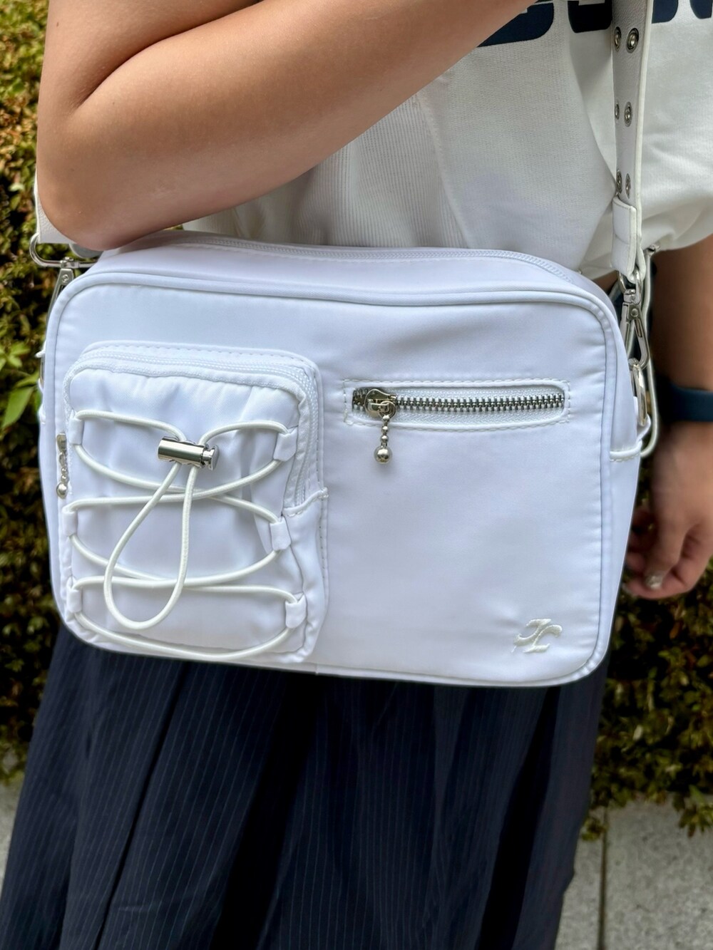 ブルー系のスカート、ホワイト系のショルダーバッグ、ホワイト系のTシャツ/カットソーを着用したレディースの夏コーディネートの10枚目の写真