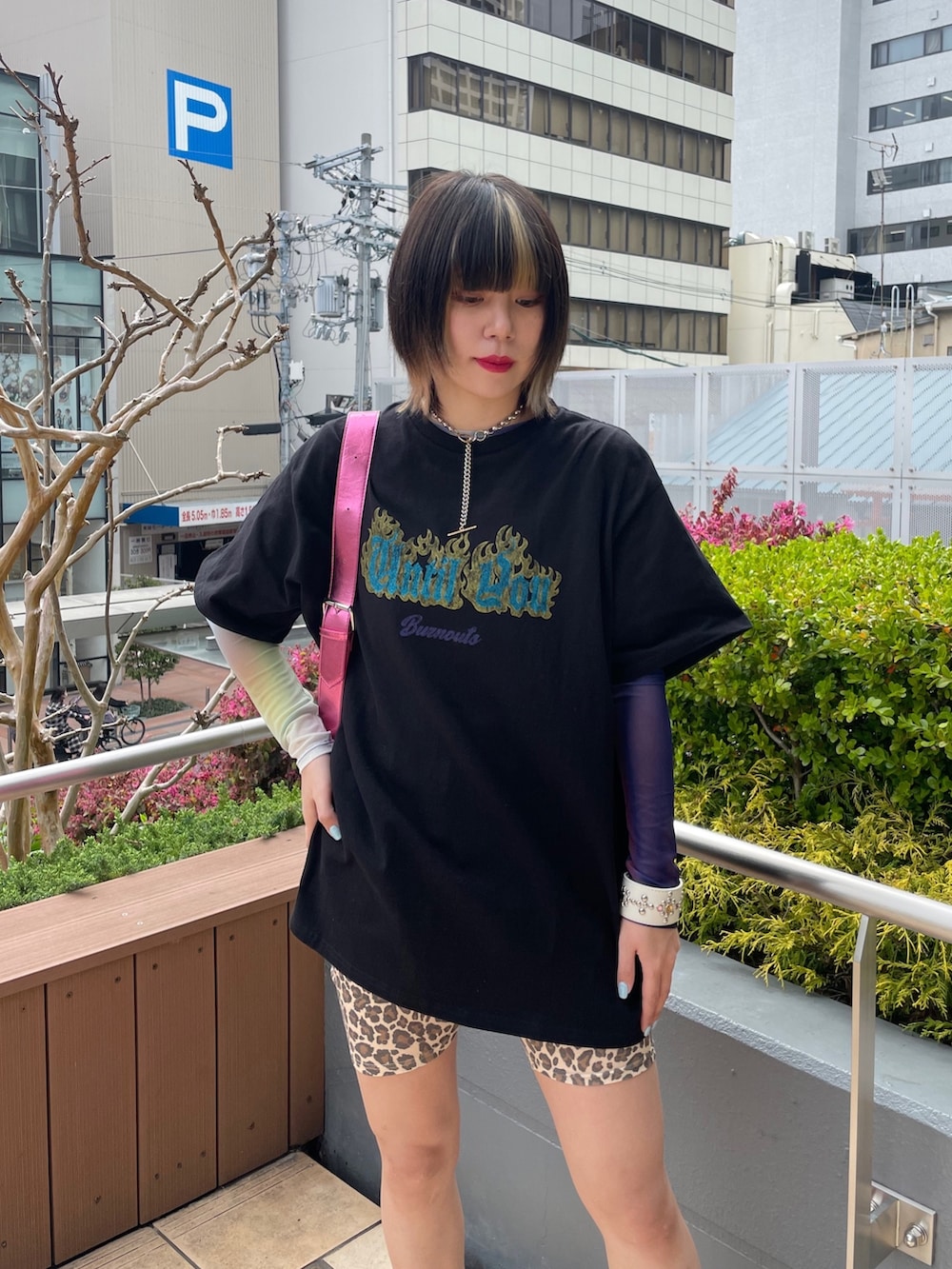 ベージュ系のその他パンツ、ピンク系のショルダーバッグ、ブラック系のTシャツ/カットソーを着用したレディースの春コーディネートの5枚目の写真