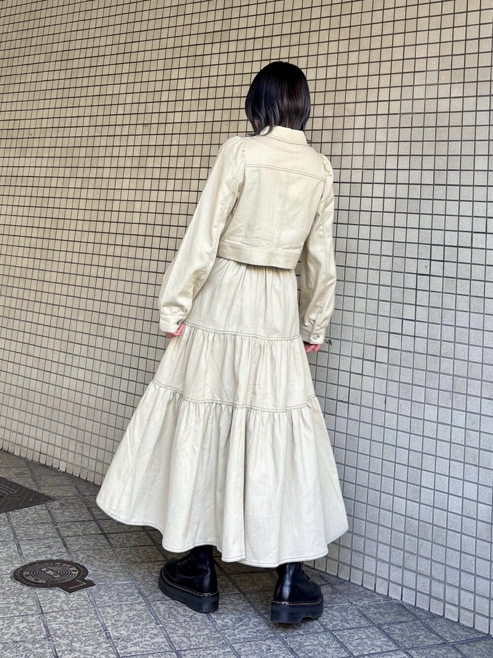 ホワイト系のワンピースを着用したレディースの冬コーディネートの3枚目の写真