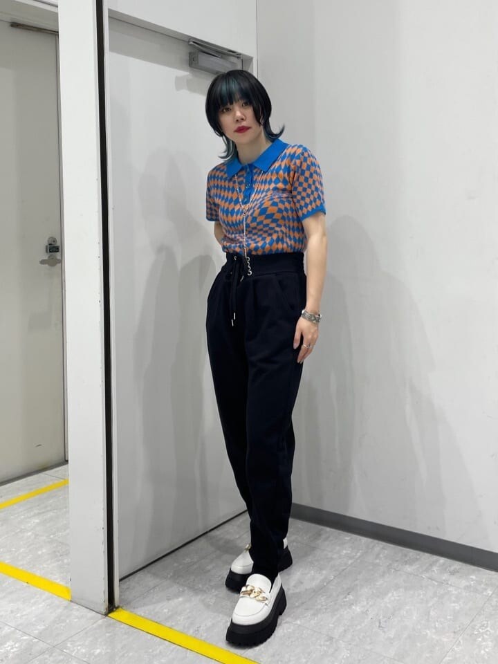 ブラック系のスウェットパンツ、ホワイト系のその他シューズ、ブルー系のニット/セーターを着用したレディースの春コーディネートの2枚目の写真