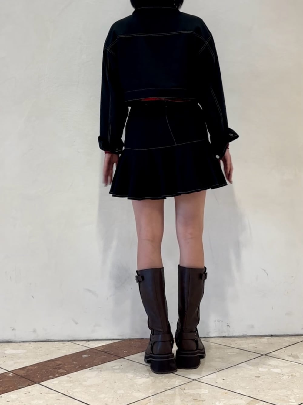 ブラウン系のブーツ、レッド系のTシャツ/カットソー、ブラック系のワンピースを着用したレディースの夏コーディネートの7枚目の写真