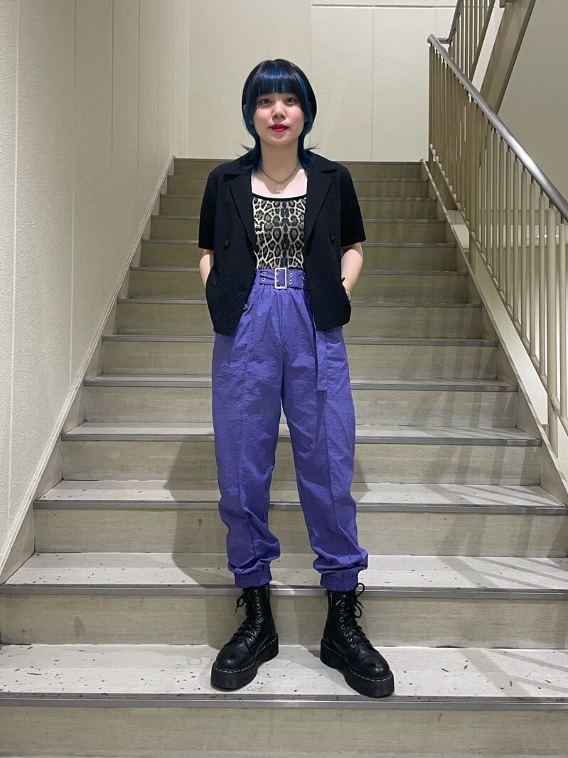 ベージュ系のキャミソール、ブラック系のシャツ/ブラウス、シルバー系のブレスレットを着用したレディースの夏コーディネートの6枚目の写真