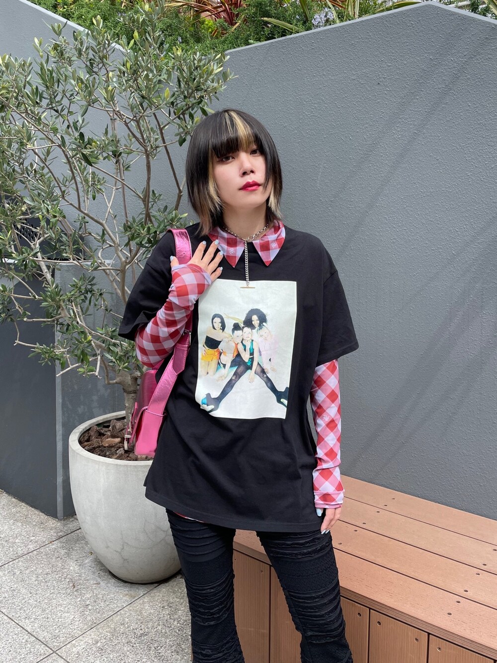 ブラック系のTシャツ/カットソー、ブラック系のその他パンツ、レッド系のシャツ/ブラウスを着用したレディースの春コーディネートの8枚目の写真