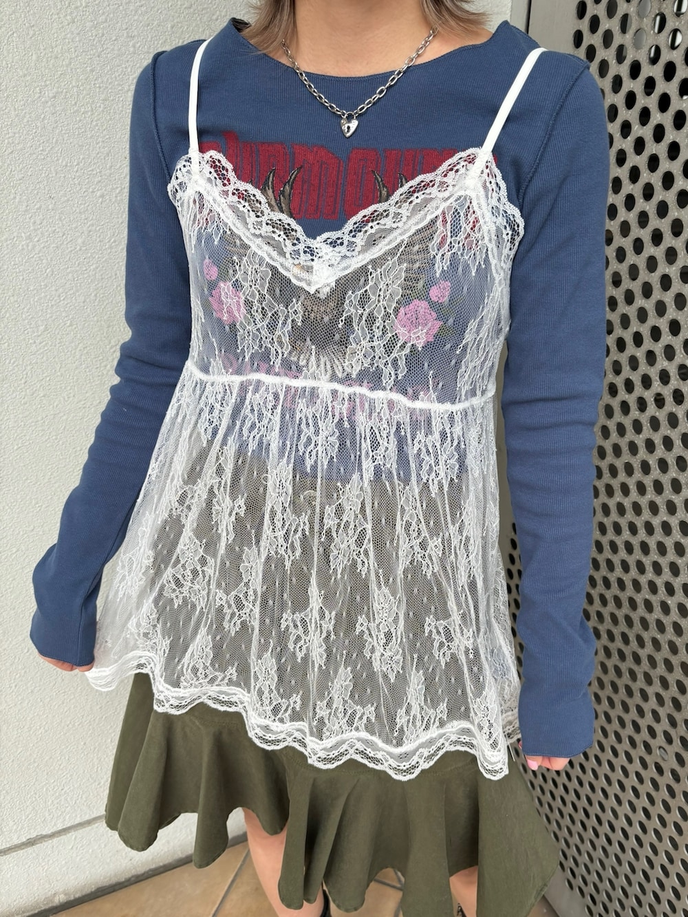 グリーン系のスカート、ブルー系のTシャツ/カットソー、ホワイト系のキャミソールを着用したレディースの冬コーディネートの10枚目の写真