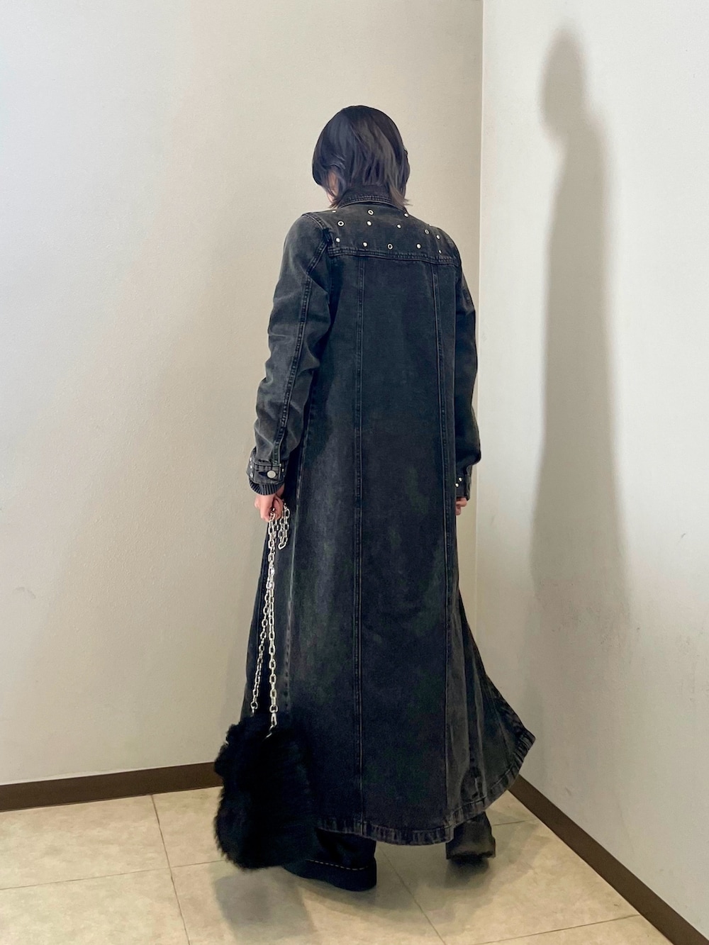 ブラック系のニット/セーター、ブラック系のハンドバッグ、その他のその他パンツを着用したレディースの冬コーディネートの3枚目の写真