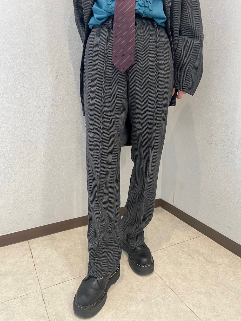 グレー系のテーラードジャケット、グレー系のその他パンツ、ブルー系のシャツ/ブラウスを着用したレディースの秋コーディネートの10枚目の写真