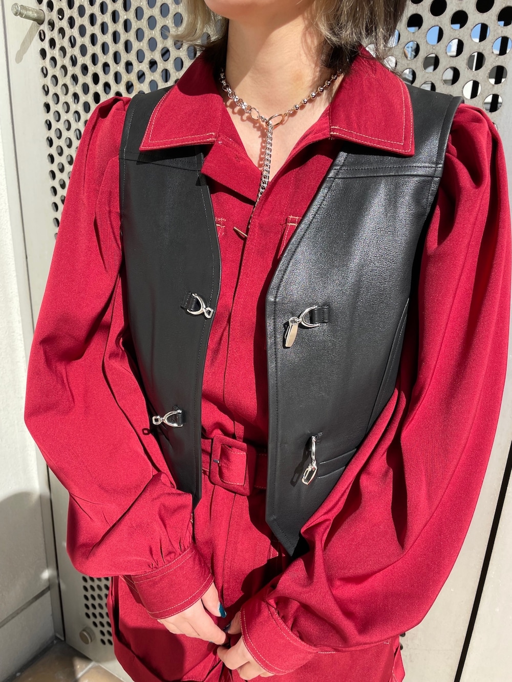 ブラック系のブーツ、ブラック系のベスト、レッド系のつなぎ/オールインワンを着用したレディースの春コーディネートの9枚目の写真