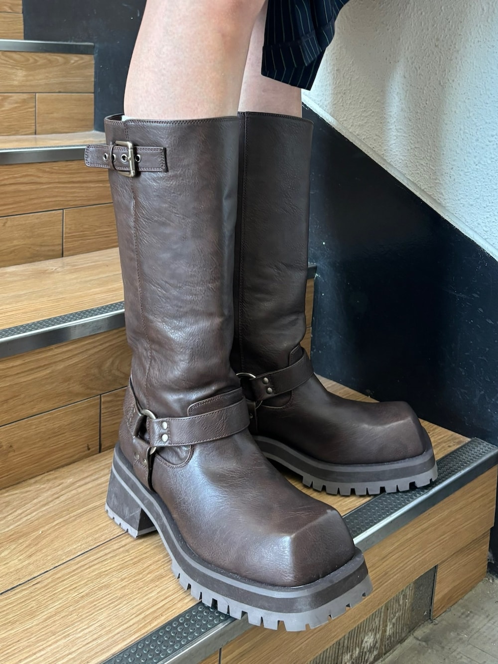 ブルー系のスカート、ゴールド系のハンドバッグ、ブラック系のニット/セーターを着用したレディースの夏コーディネートの10枚目の写真