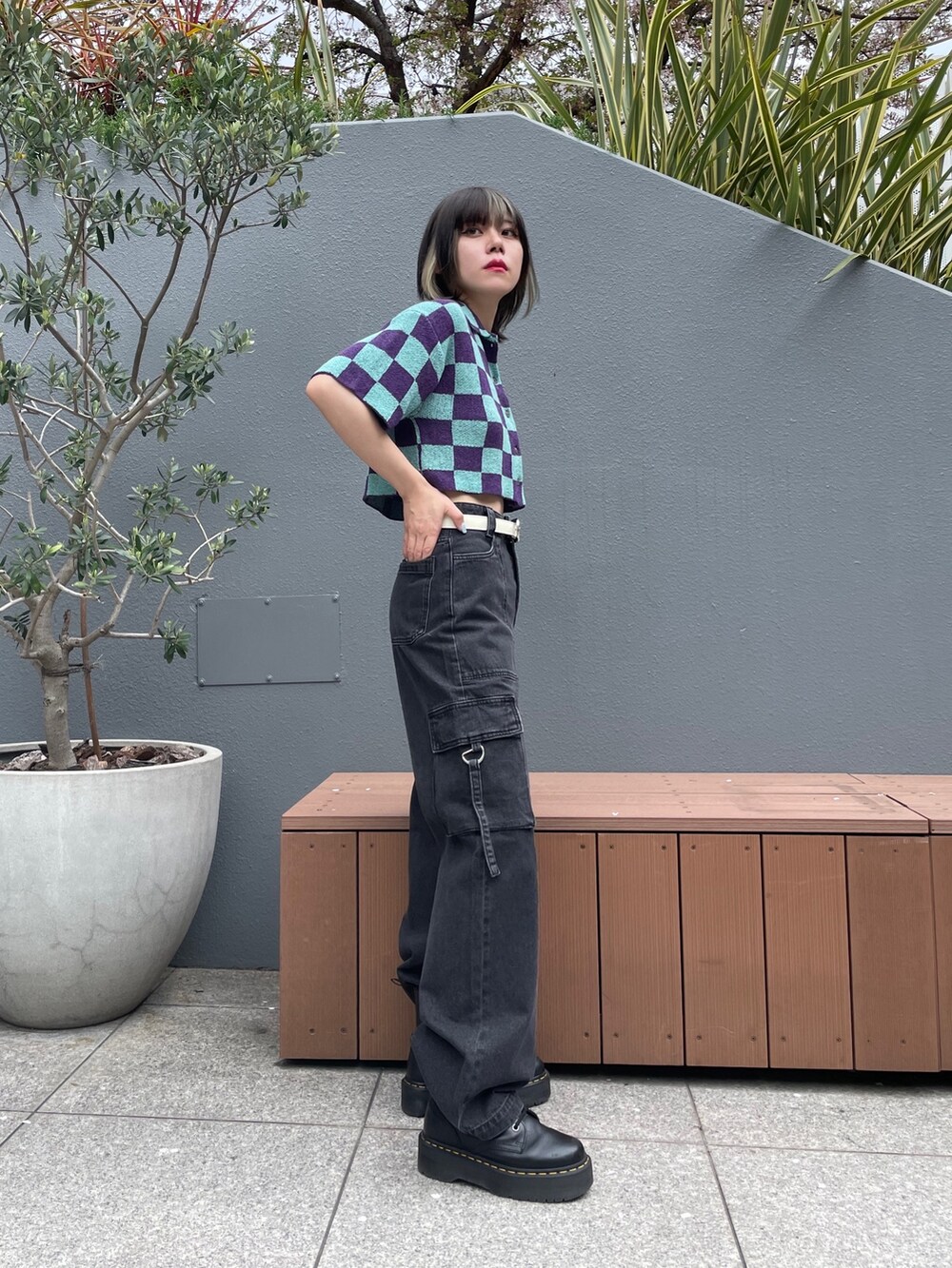 パープル系のカーディガン/ボレロ、ブラック系のカーゴパンツ、ホワイト系のベルトを着用したレディースの春コーディネートの5枚目の写真