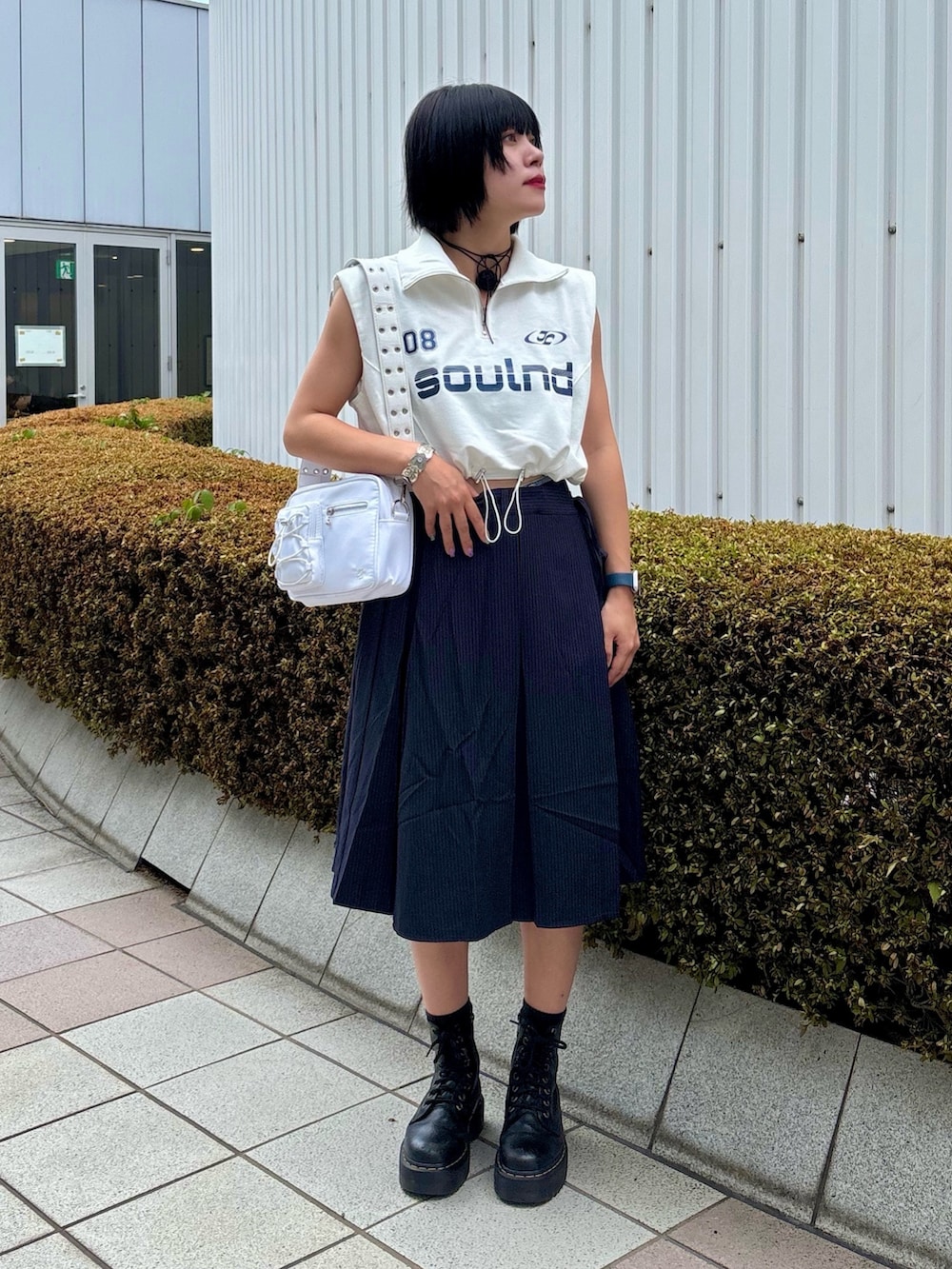 ブルー系のスカート、ホワイト系のショルダーバッグ、ホワイト系のTシャツ/カットソーを着用したレディースの夏コーディネートの2枚目の写真