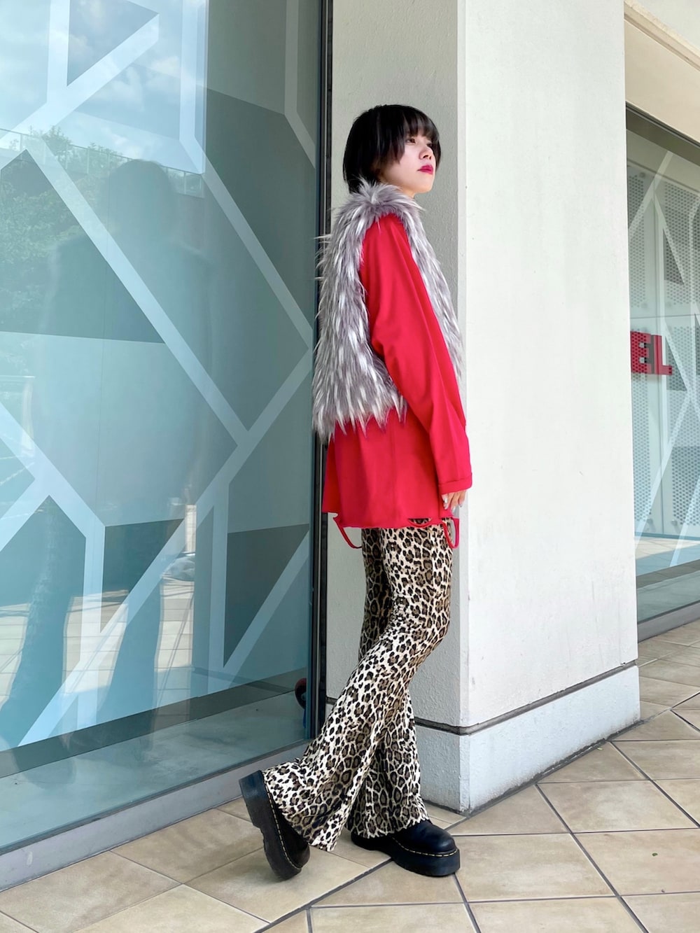 レッド系のTシャツ/カットソー、ブラウン系のその他パンツ、グレー系のベストを着用したレディースの夏コーディネートの9枚目の写真