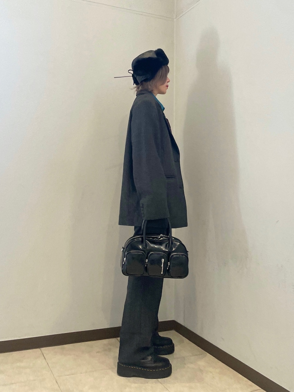 グレー系のテーラードジャケット、グレー系のその他パンツ、ブルー系のシャツ/ブラウスを着用したレディースの秋コーディネートの4枚目の写真