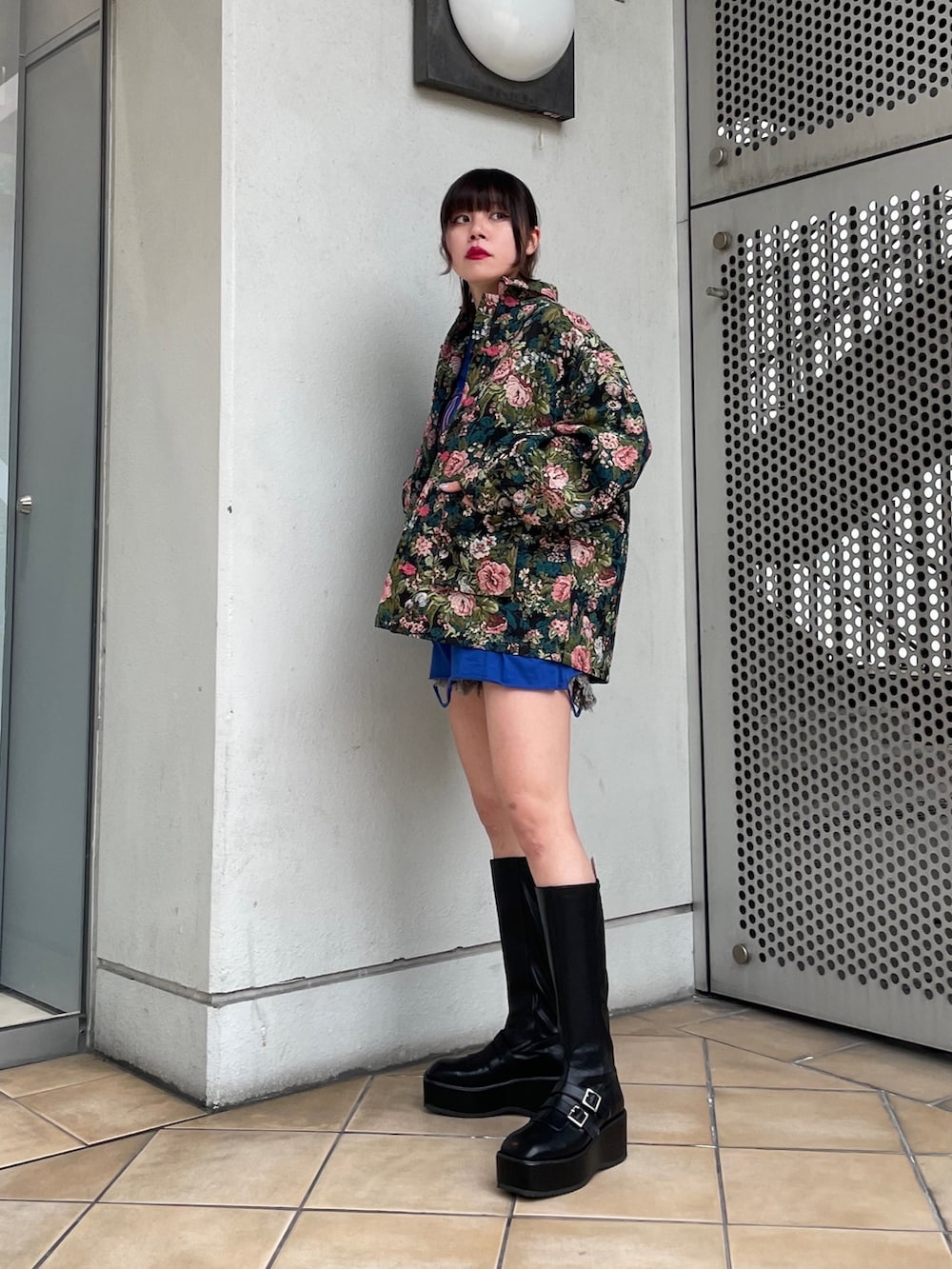 ブラック系のデニムパンツ、ブラック系のブーツ、ブルー系のTシャツ/カットソーを着用したレディースの冬コーディネートの5枚目の写真