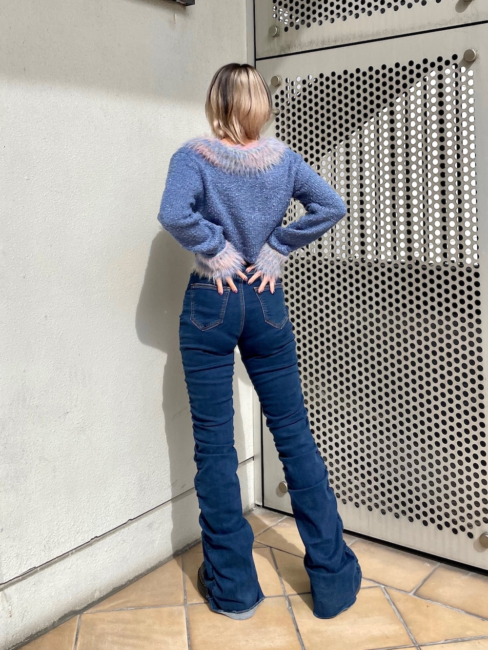 ブルー系のその他パンツ、ブルー系のカーディガン/ボレロ、シルバー系のネックレスを着用したレディースの秋コーディネートの2枚目の写真
