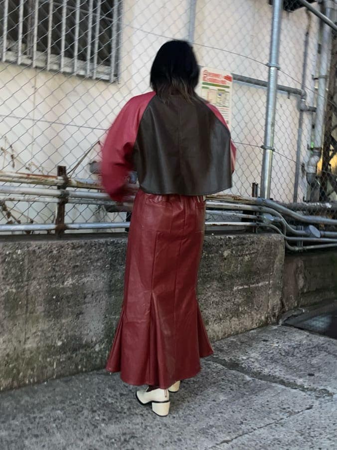 ブラウン系のブルゾン、レッド系のスカート、その他のキャミソールを着用したレディースの秋コーディネートの10枚目の写真