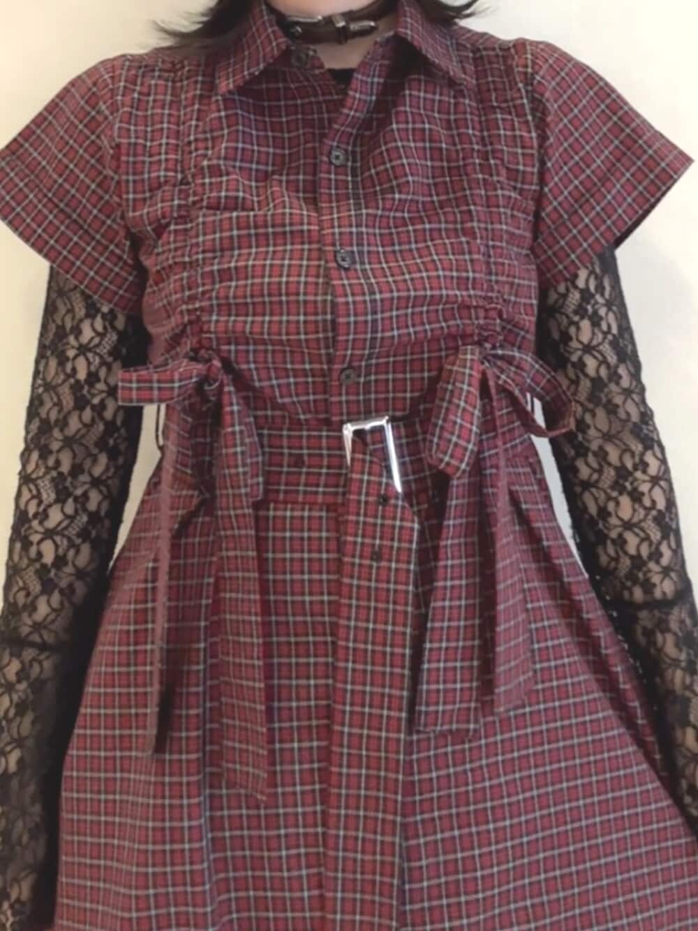 レッド系のワンピース、ブラック系のTシャツ/カットソー、ブラウン系のチョーカーを着用したレディースの春コーディネートの6枚目の写真