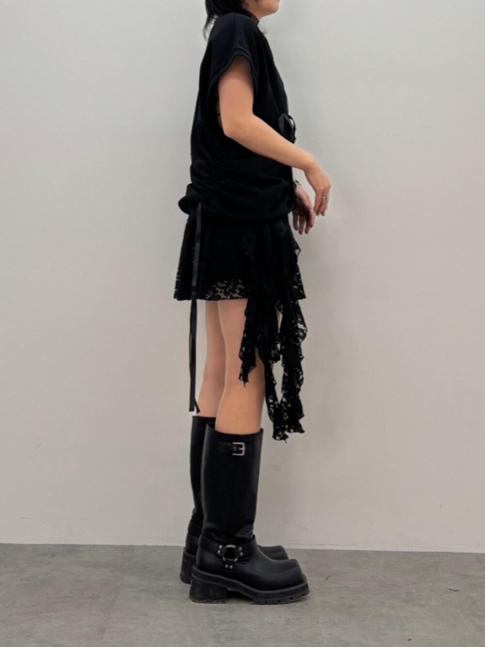 ブラック系のスカート、ブラック系のTシャツ/カットソー、シルバー系のリングを着用したレディースの春コーディネートの2枚目の写真