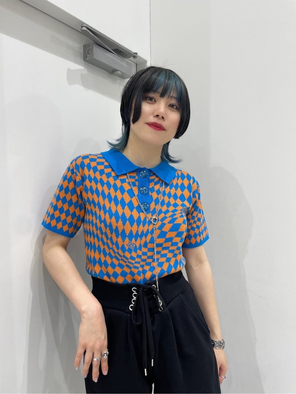 ブラック系のスウェットパンツ、ホワイト系のその他シューズ、ブルー系のニット/セーターを着用したレディースの春コーディネートの3枚目の写真