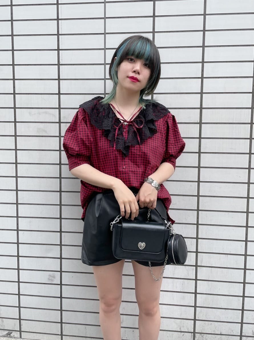 ブラック系のその他パンツ、レッド系のシャツ/ブラウス、ブラック系のハンドバッグを着用したレディースの夏コーディネートの3枚目の写真