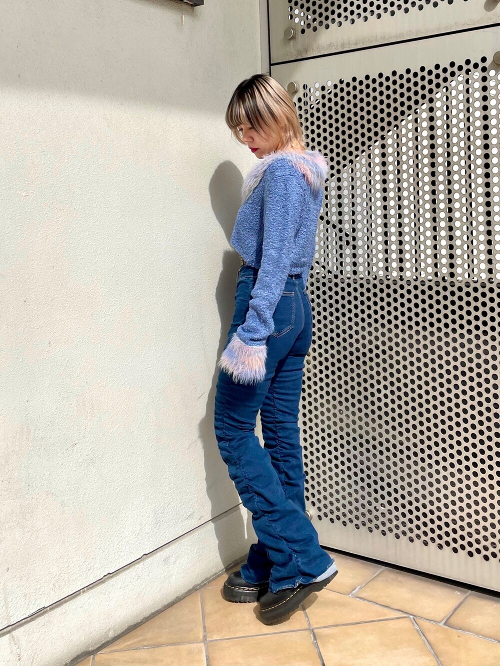 ブルー系のその他パンツ、ブルー系のカーディガン/ボレロ、シルバー系のネックレスを着用したレディースの秋コーディネートの3枚目の写真