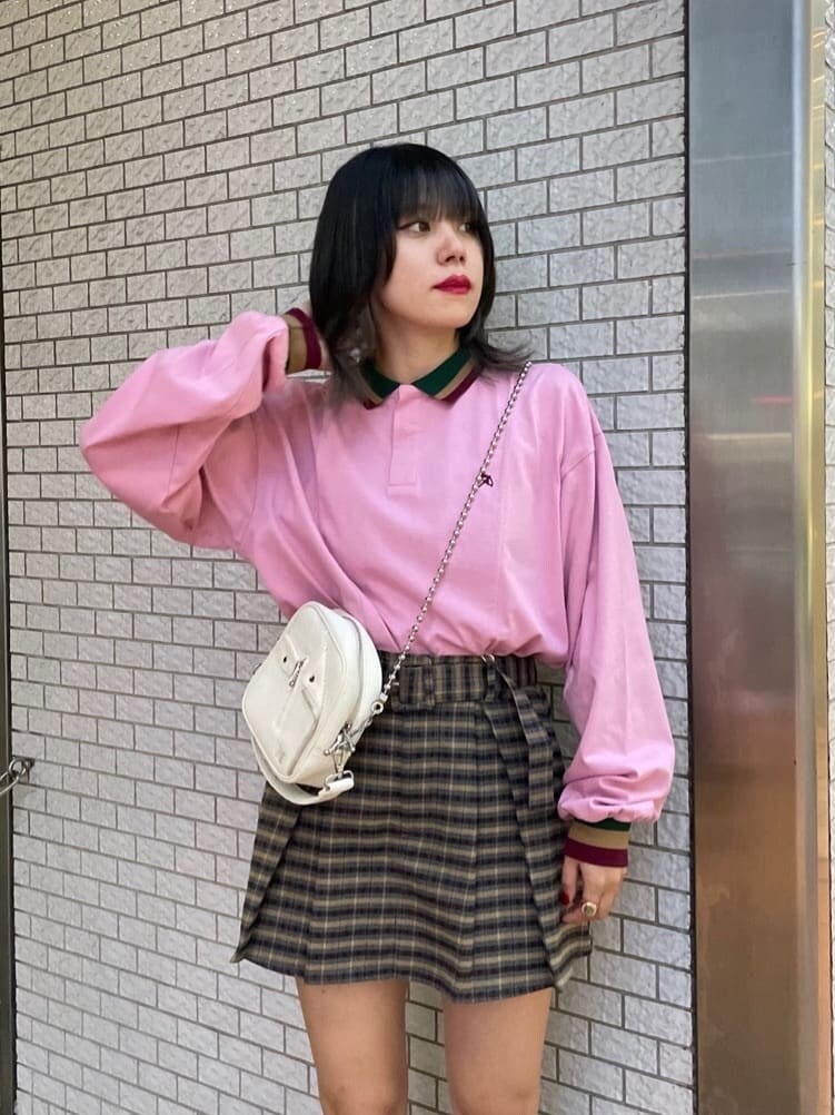 グレー系のその他パンツ、ホワイト系のハンドバッグ、グレー系のその他パンツを着用したレディースの秋コーディネートの7枚目の写真