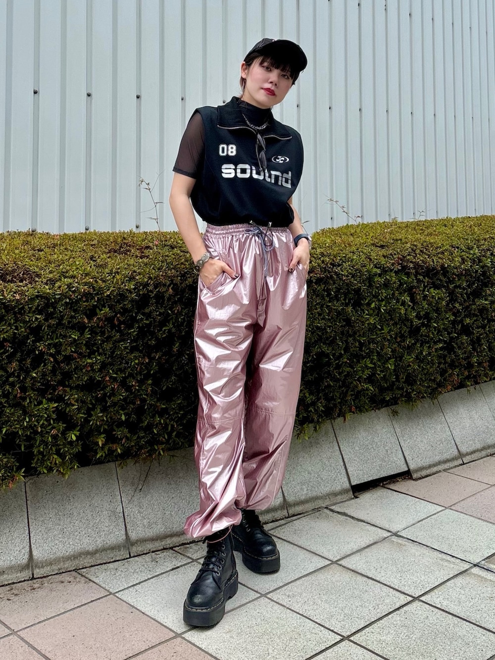 ピンク系のその他パンツ、ブラック系のTシャツ/カットソー、ブラック系のTシャツ/カットソーを着用したレディースの夏コーディネートの2枚目の写真