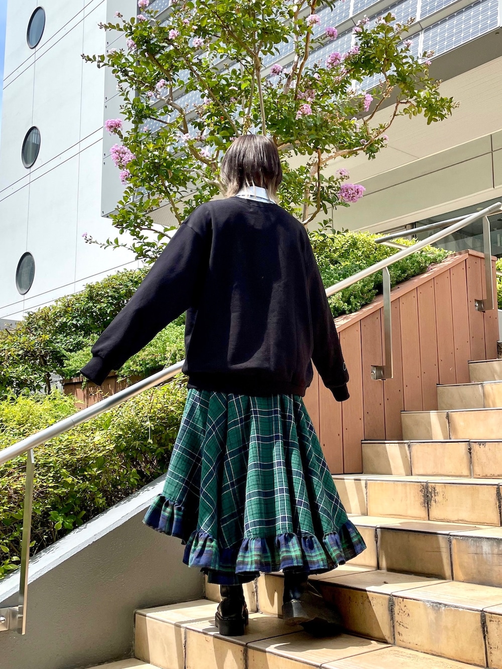 ブラック系のスウェット、グリーン系のスカート、ブルー系のシャツ/ブラウスを着用したレディースの夏コーディネートの5枚目の写真