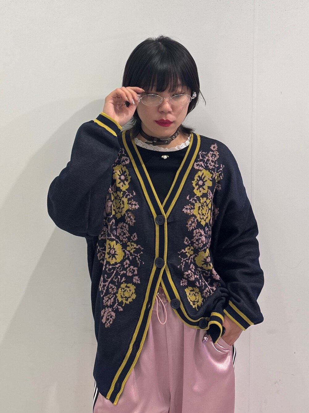 ピンク系のその他パンツ、ブルー系のニット/セーター、ブラック系のTシャツ/カットソーを着用したレディースの冬コーディネートの4枚目の写真