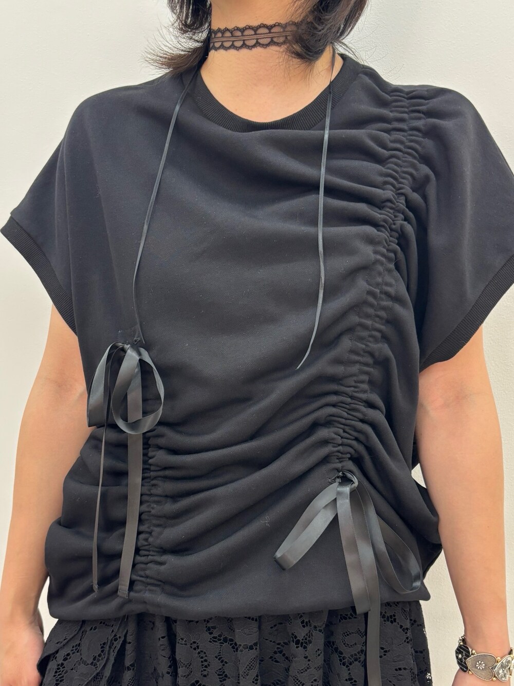 ブラック系のスカート、ブラック系のTシャツ/カットソー、シルバー系のリングを着用したレディースの春コーディネートの5枚目の写真